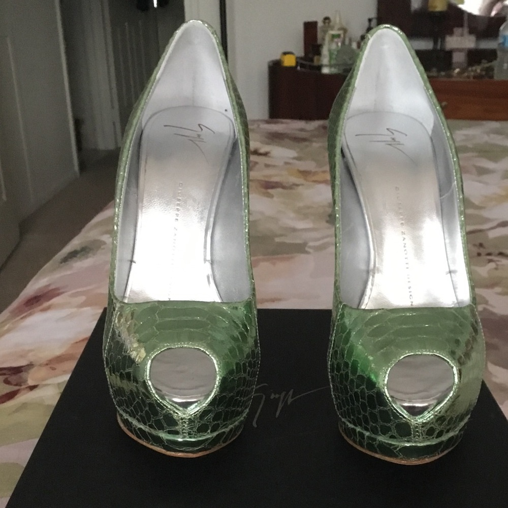 Giuseppe Zanotti “Sharon” Peeptoe Snake Print Pump $PRICE DROP⬇️